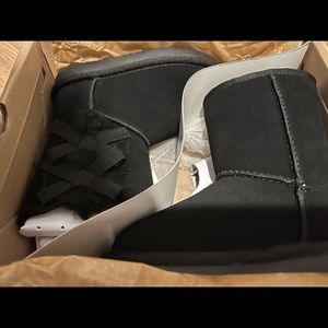 New black mid Size 9 girls Ugh with bow up side